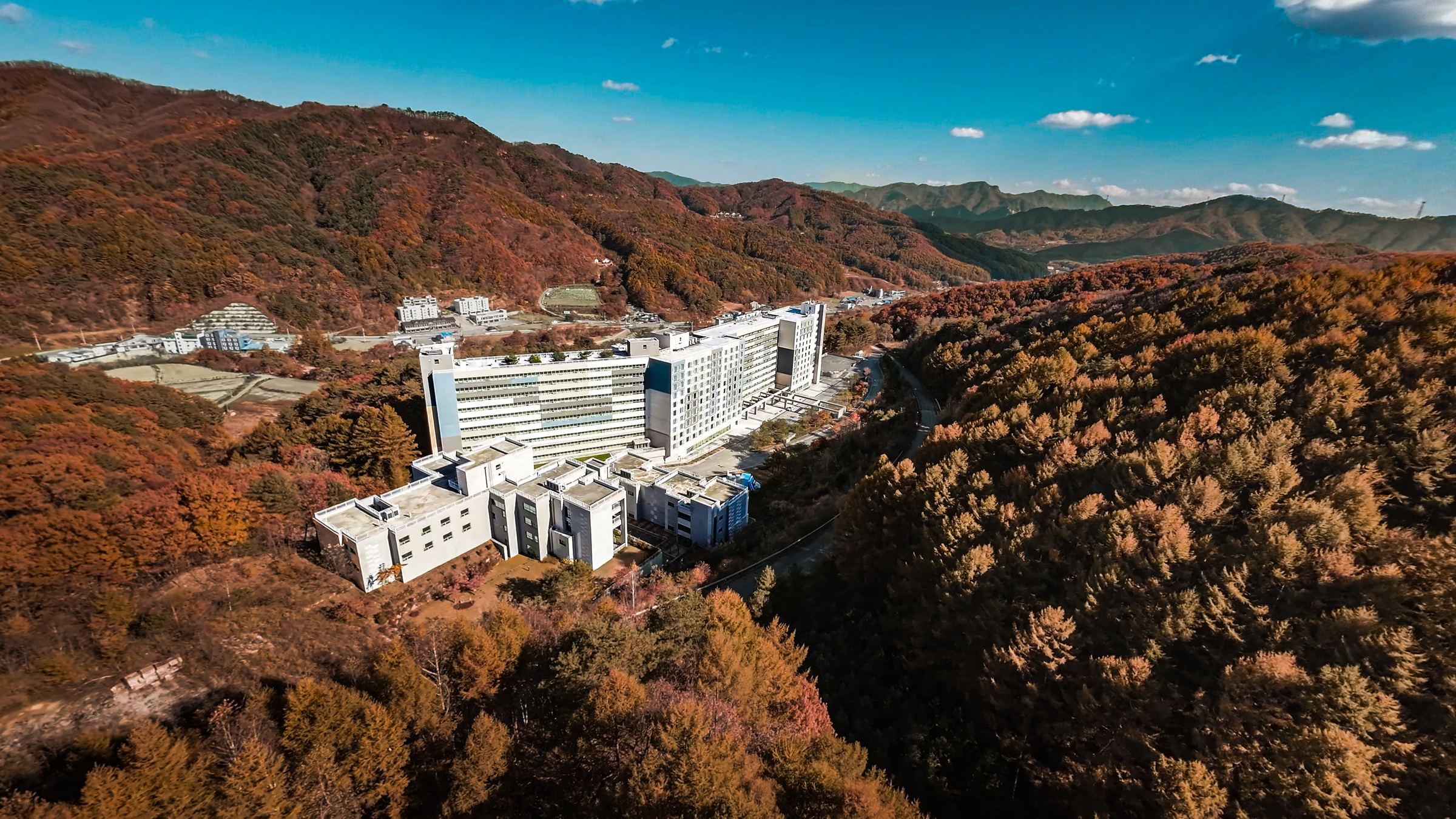 숲에 둘러싸인 호텔어라운드 평창 전경